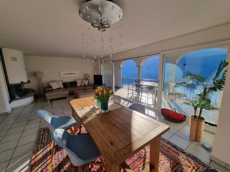 Living room, Seating area, Dining area, Lake view, Mountain view, Family