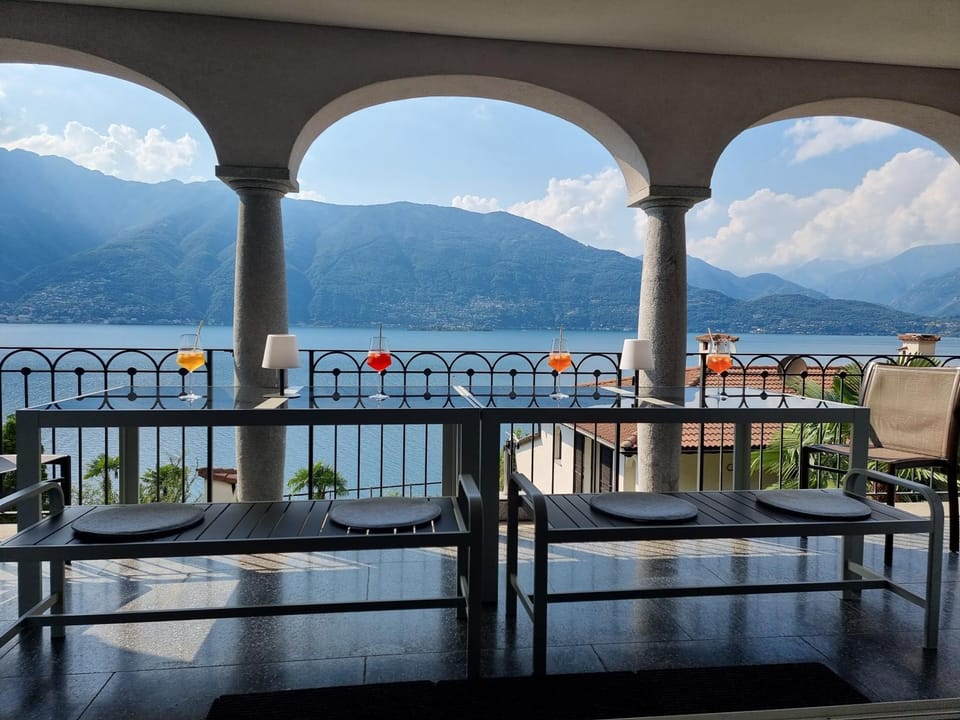 Natural landscape, Balcony/Terrace, Living room, Dining area, Lake view, Mountain view