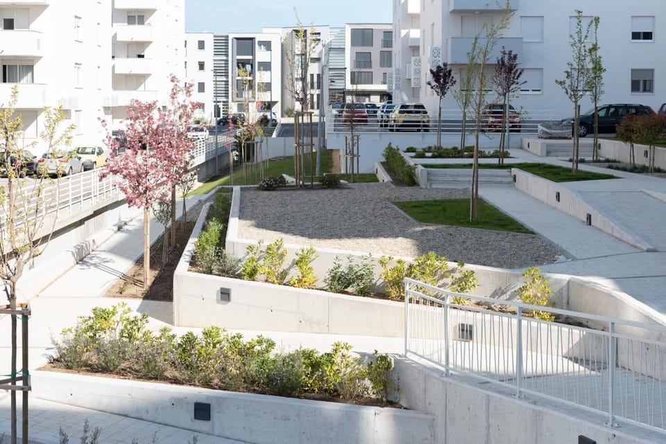 Property building, Neighbourhood, Garden view, Location