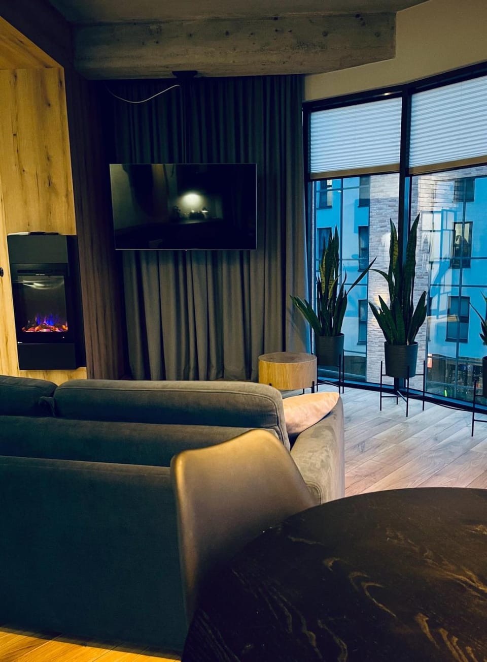 TV and multimedia, Living room, Seating area, Evening entertainment