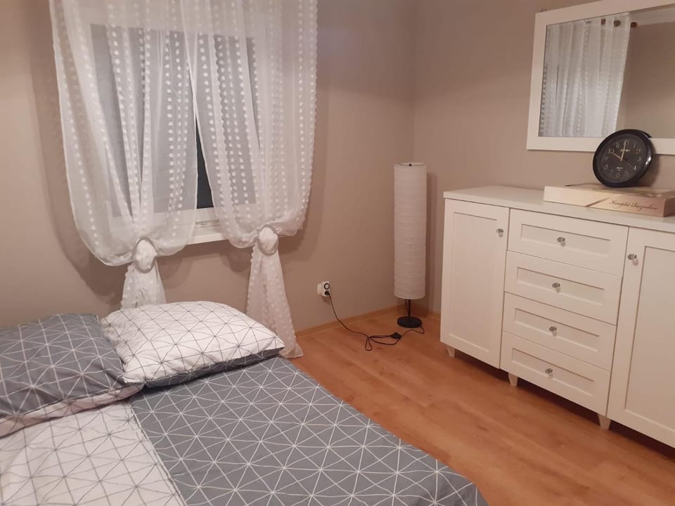 Photo of the whole room, Bedroom