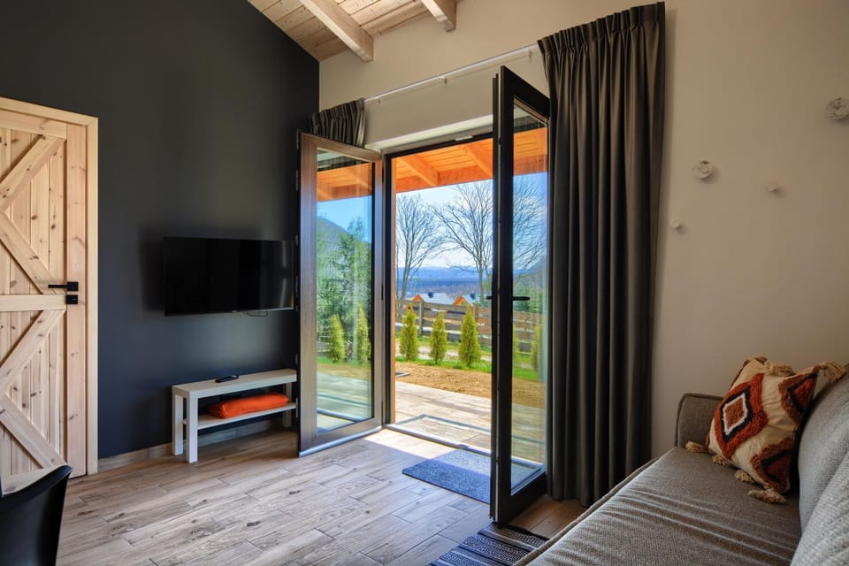 Communal lounge/ TV room, TV and multimedia, Living room, Seating area, Garden view