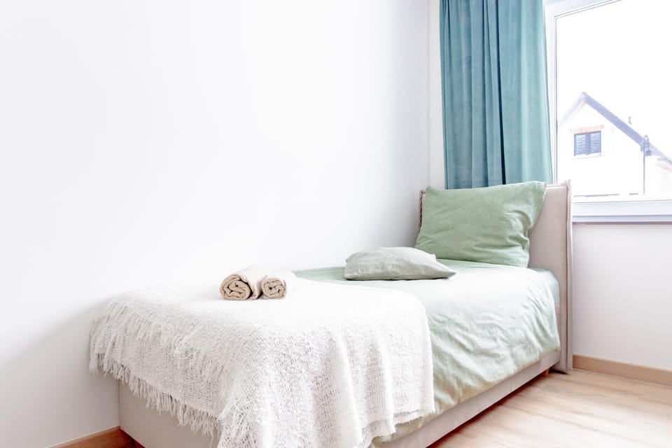 Bed, Photo of the whole room, Bedroom, towels