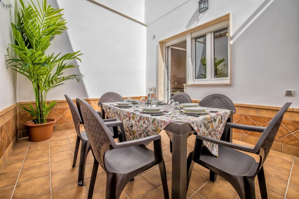 Patio, Dining area