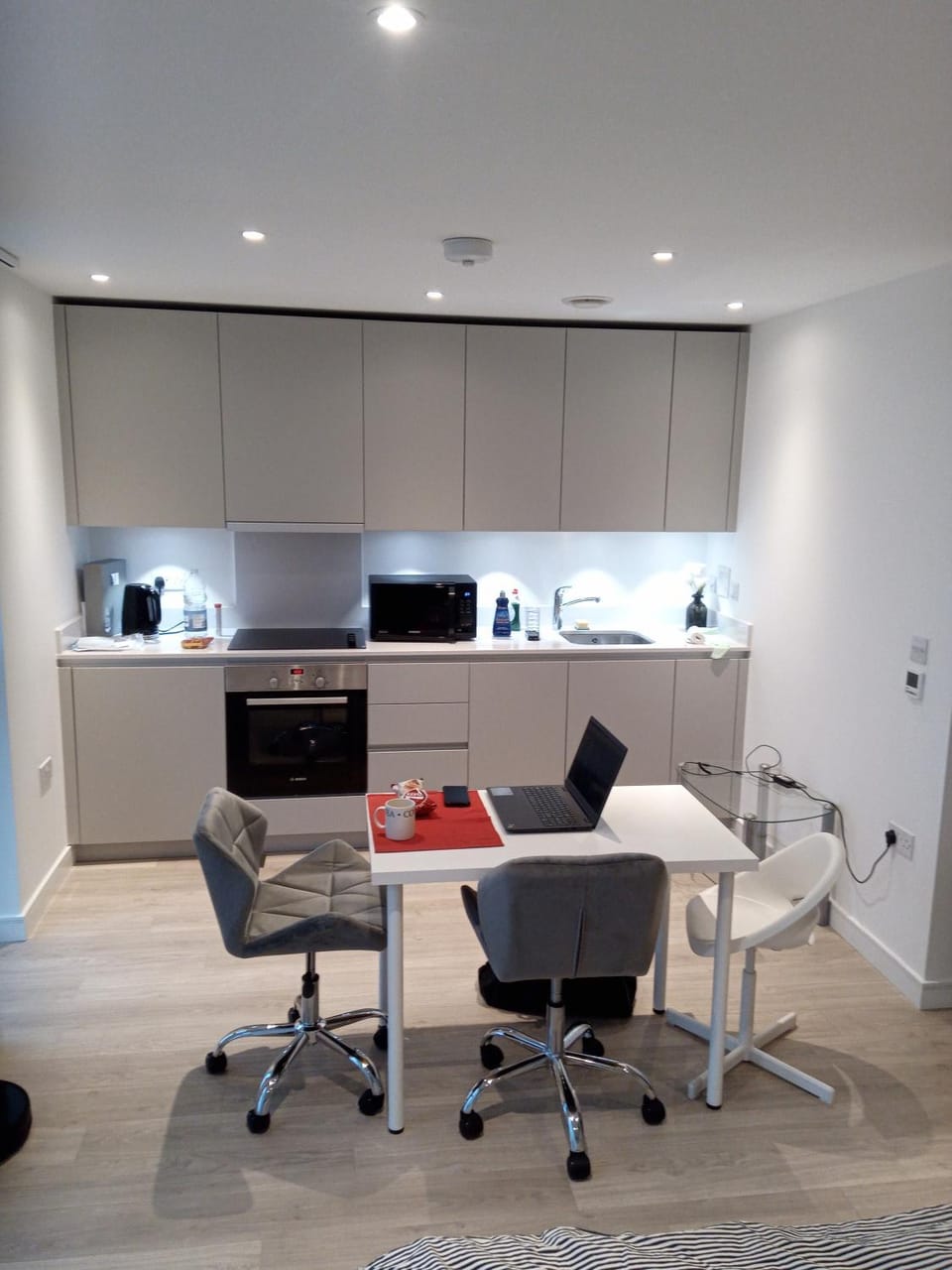 23 floor studio for work 1Gb WiFi Apartment in Croydon