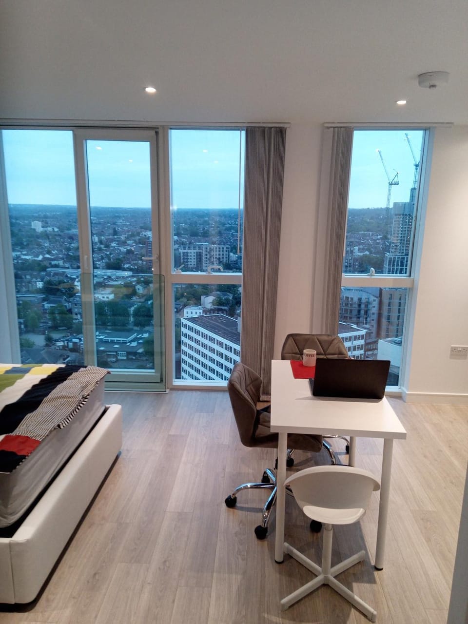 23 floor studio for work 1Gb WiFi Apartment in Croydon
