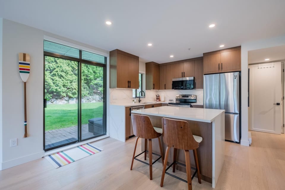 Kitchen or kitchenette, dishwasher, minibar, stove