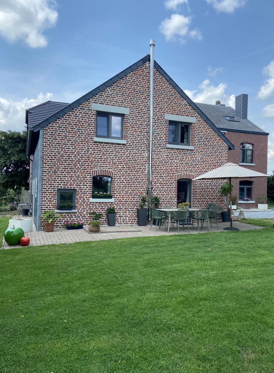 Property building, Day, Garden, Balcony/Terrace