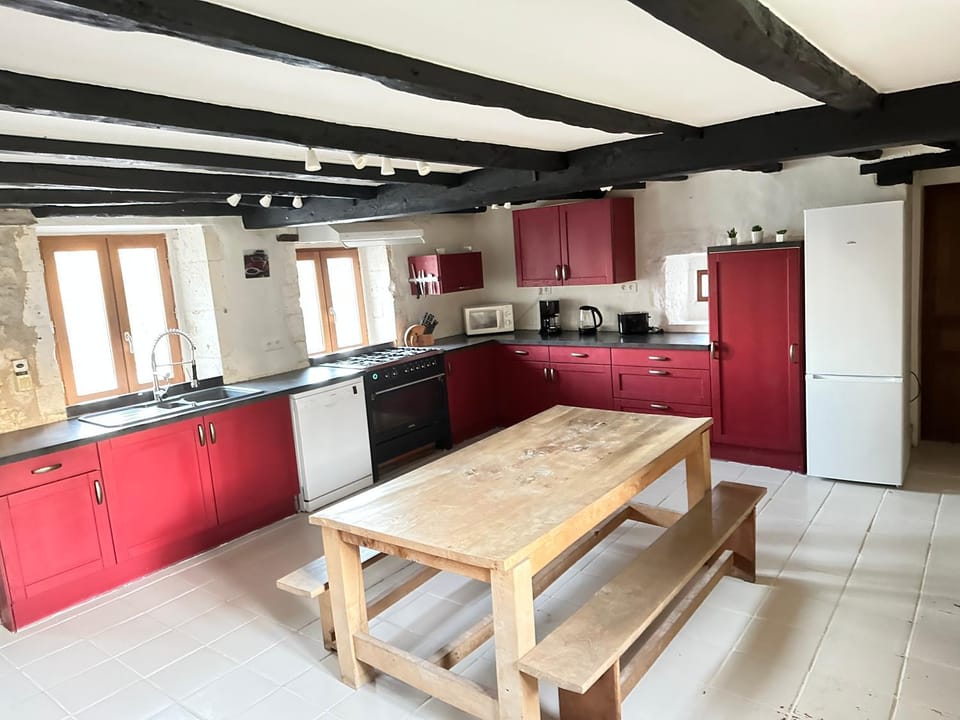 Kitchen or kitchenette, dishwasher, minibar, stove