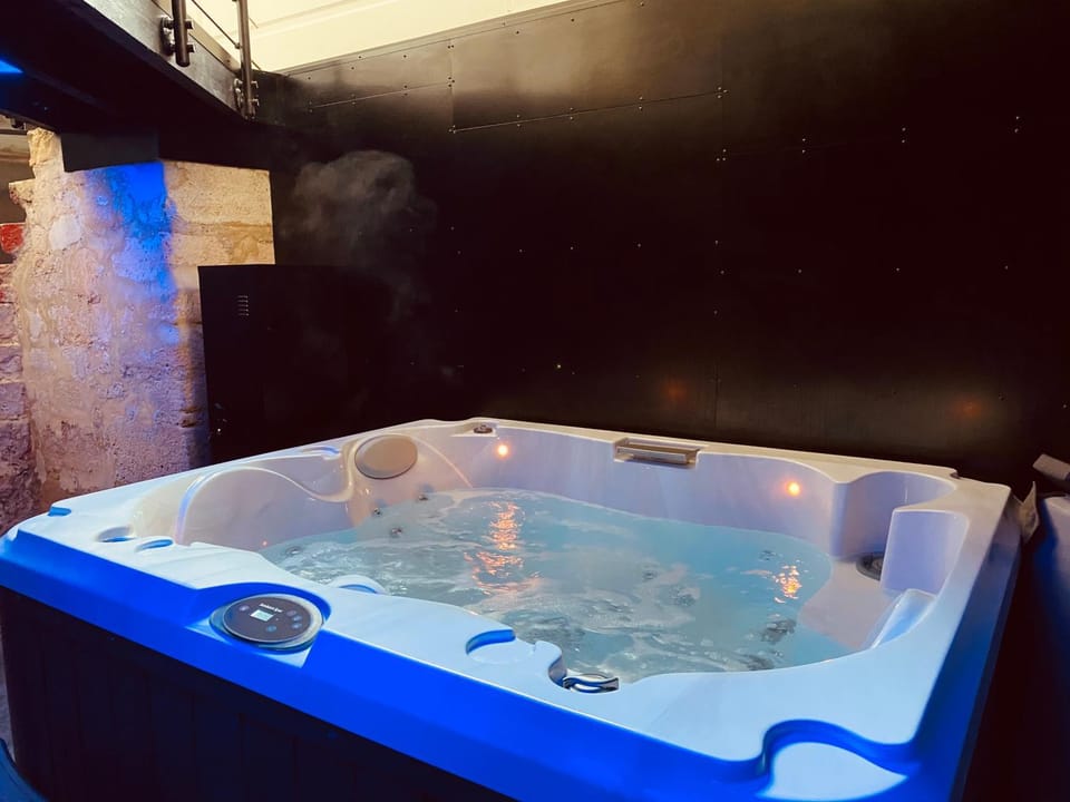 Hot Tub, Bathroom, Spa and wellness centre/facilities