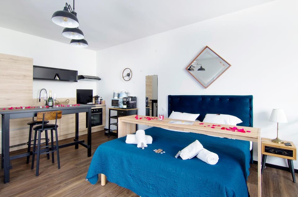 Coffee/tea facilities, Kitchen or kitchenette, Photo of the whole room, Dining area, minibar, towels