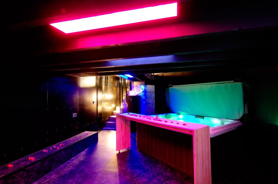 Hot Tub, Bathroom