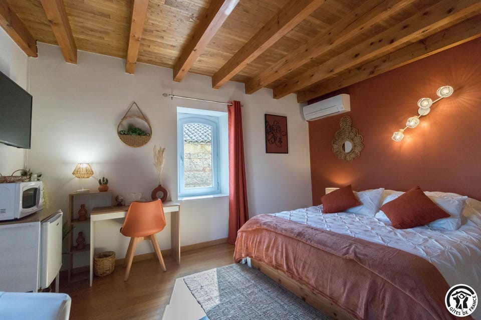 Bed, TV and multimedia, Photo of the whole room, Seating area, Bedroom, minibar