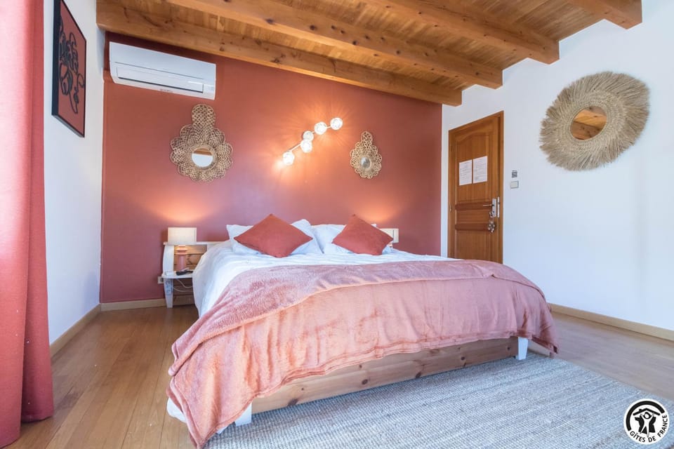 Bed, Photo of the whole room, Bedroom, air conditioner