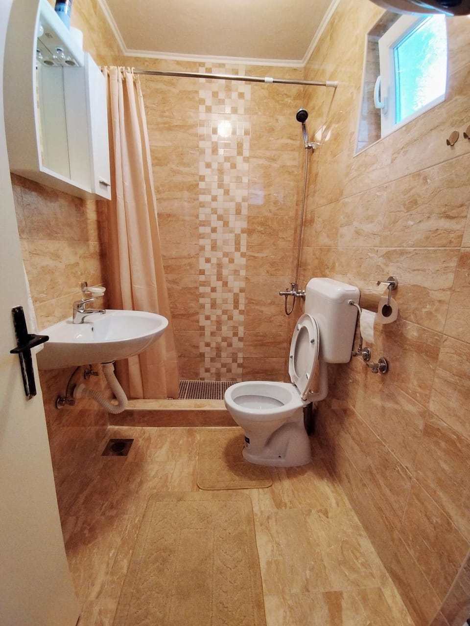 Shower, Toilet, Bathroom, towels, washing machine