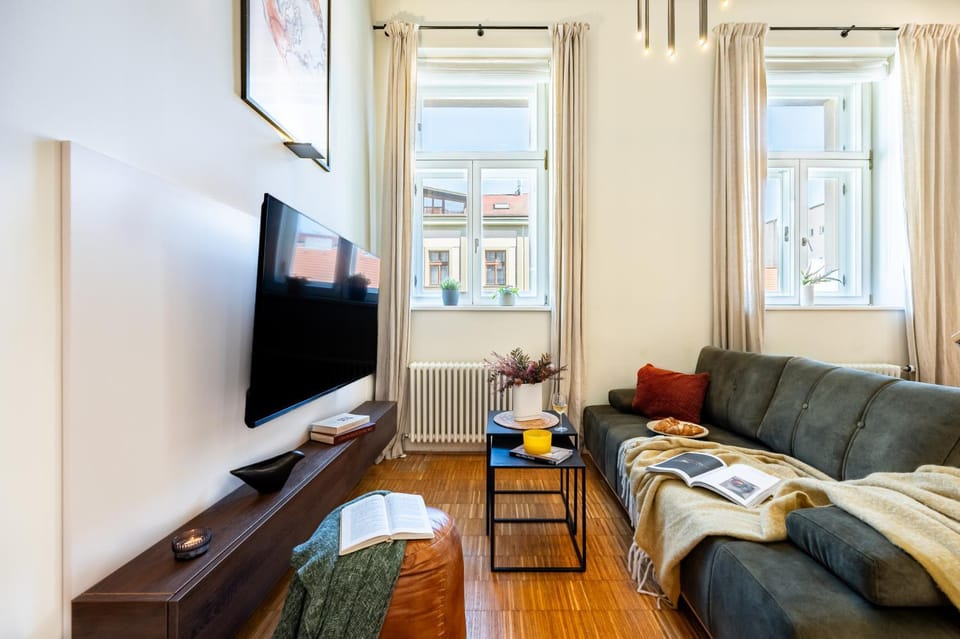 TV and multimedia, Living room, Photo of the whole room, Seating area