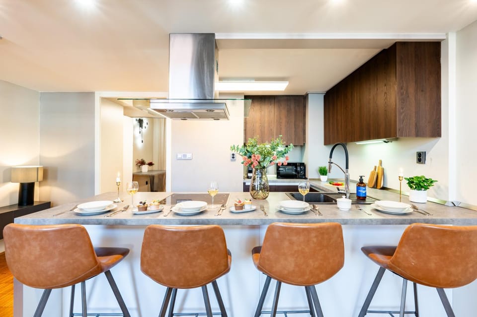Kitchen or kitchenette, Seating area, Dining area