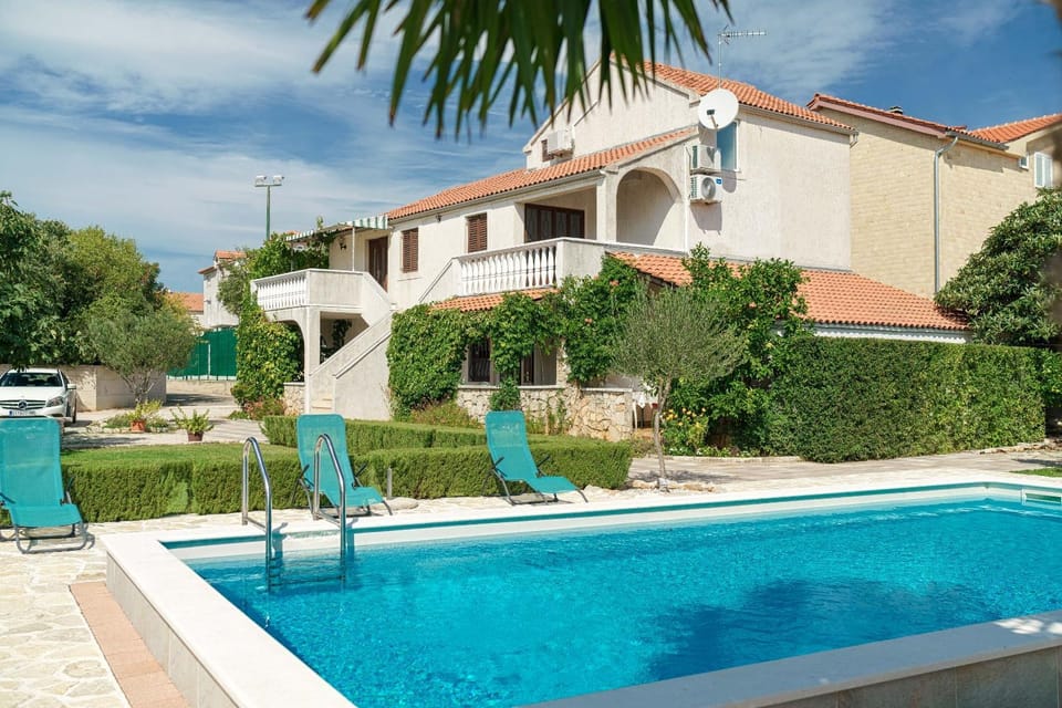 Garden, Area and facilities, Swimming pool