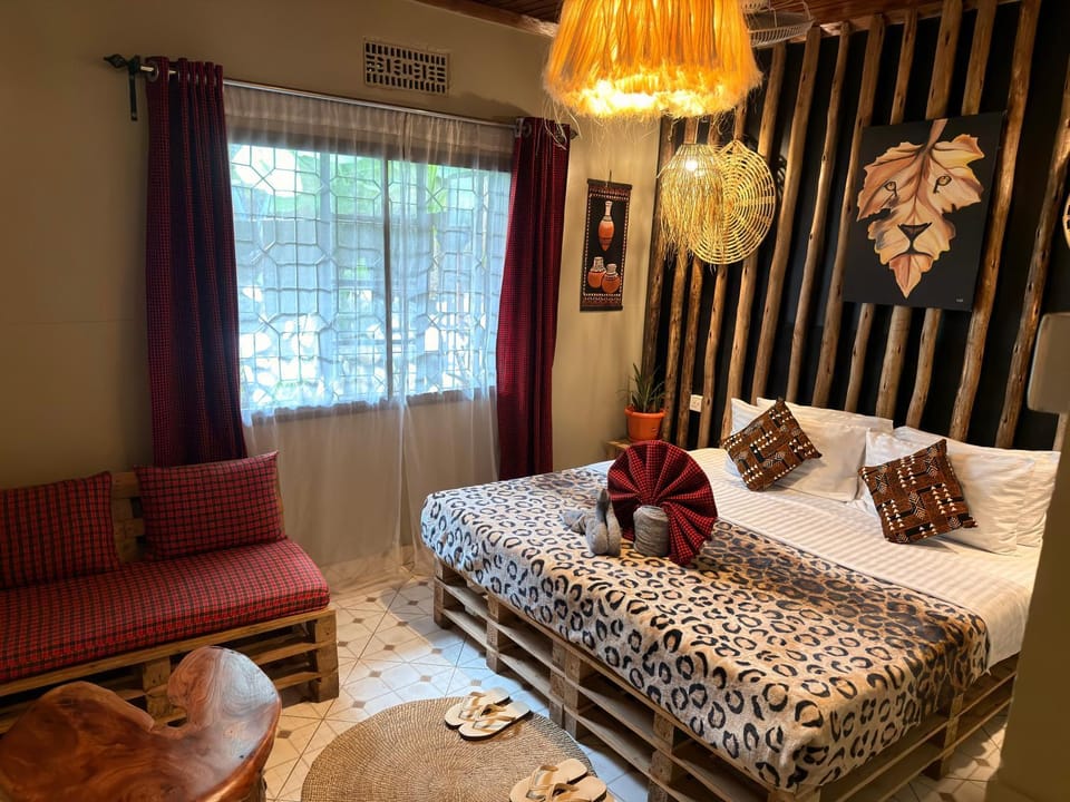 Bed, Photo of the whole room, Seating area, Bedroom