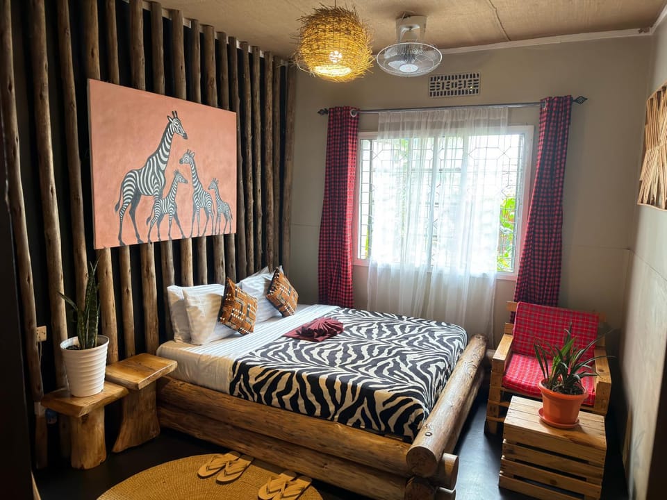 Bed, Photo of the whole room, Seating area, Bedroom