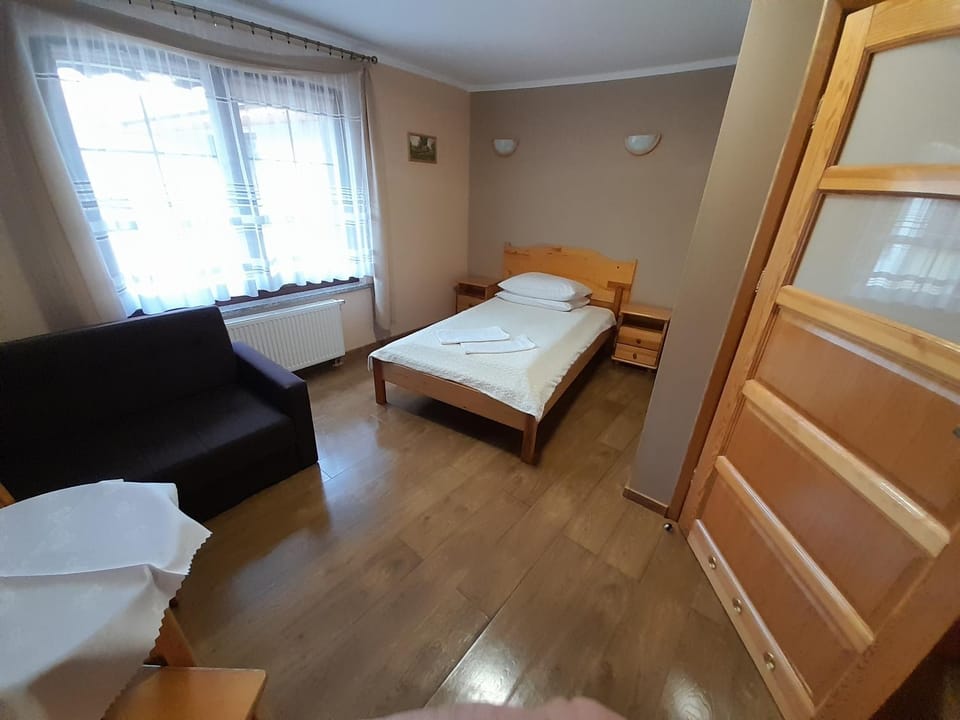 Bed, Photo of the whole room, Seating area, Bedroom
