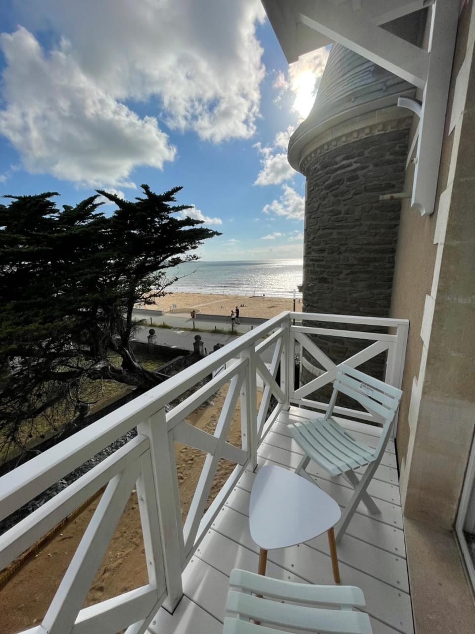 Appartement rénové dans villa d'exception face à la mer Apartment in Pornic
