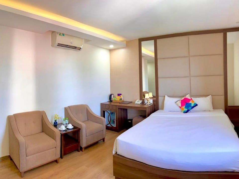 Bed, Photo of the whole room, Seating area