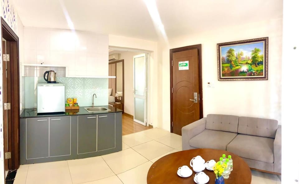 Living room, Seating area, Dining area, oven