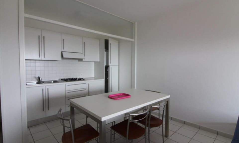 Dining area, kitchen