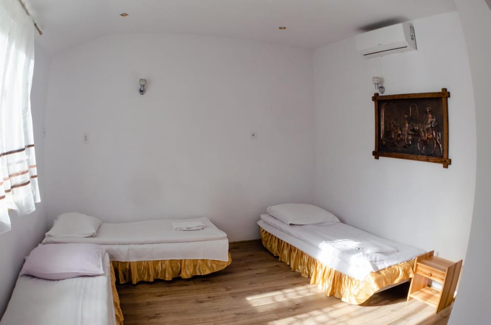 Bed, Photo of the whole room, Bedroom, internet, towels, air conditioner