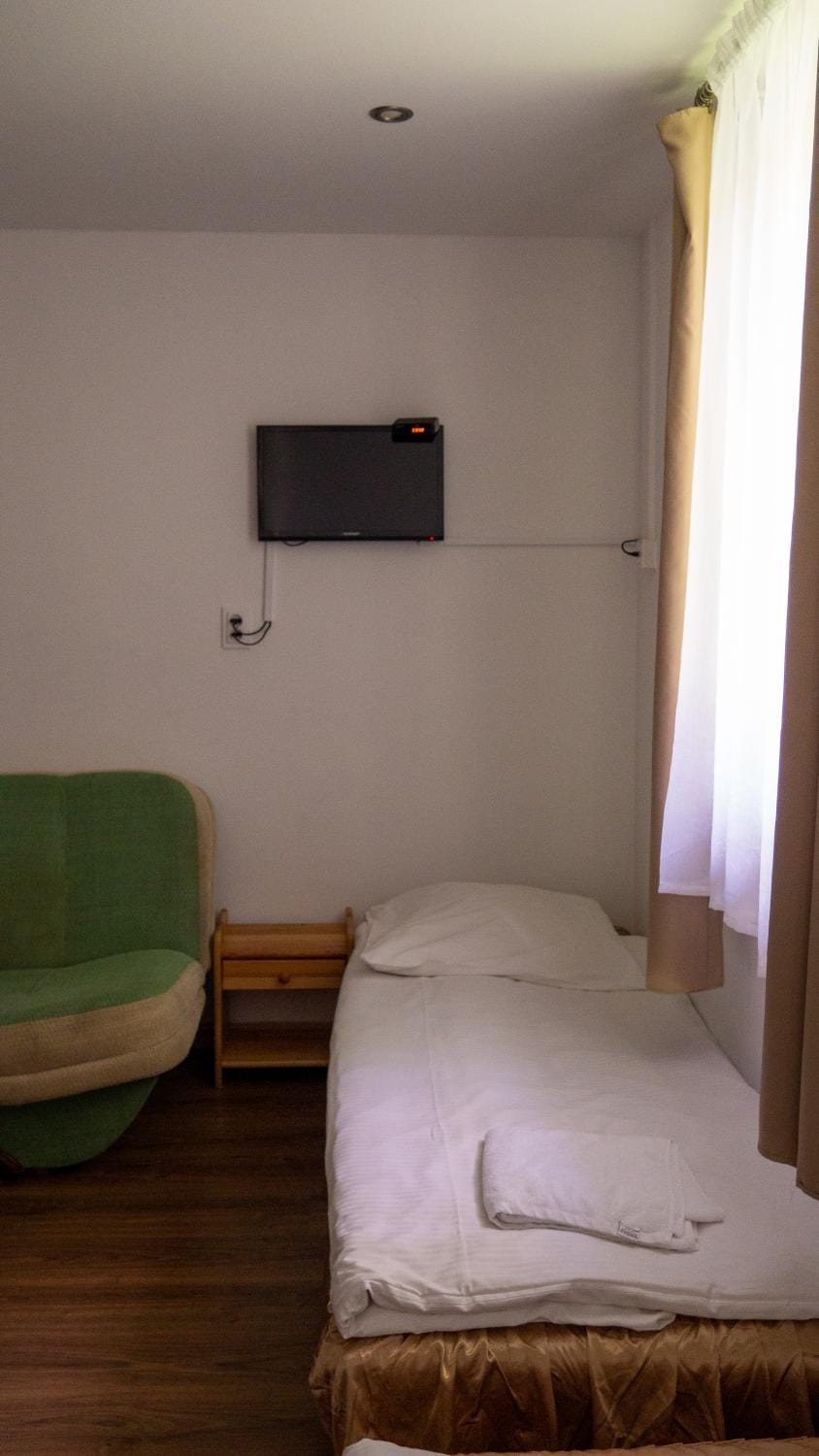 Bed, TV and multimedia, Photo of the whole room