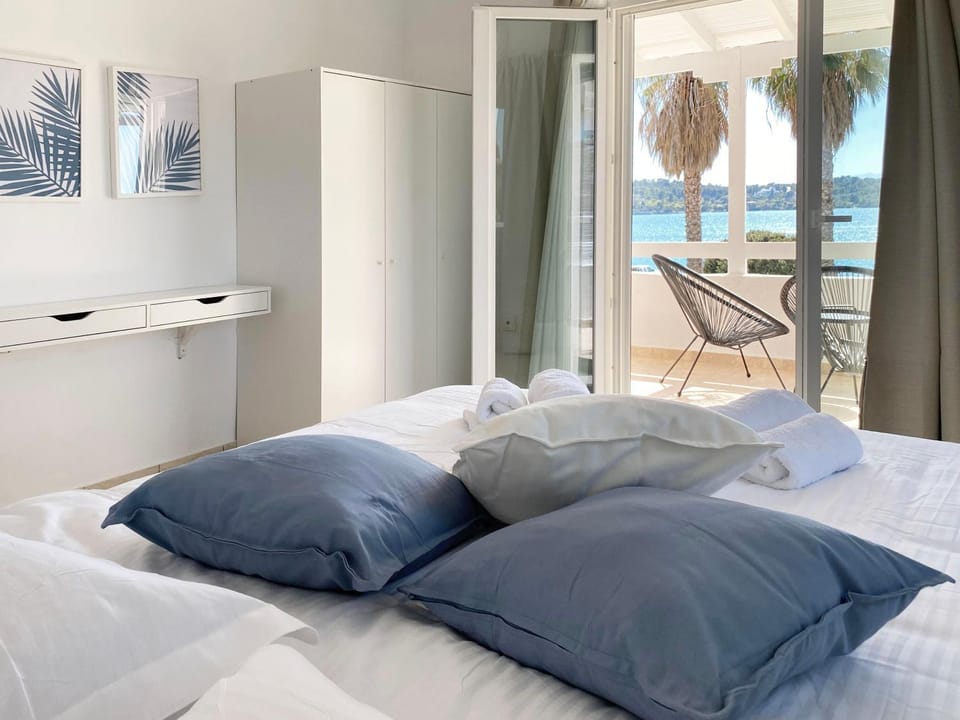 Photo of the whole room, Sea view