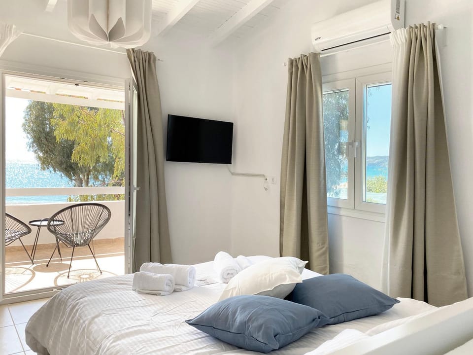 Photo of the whole room, Sea view