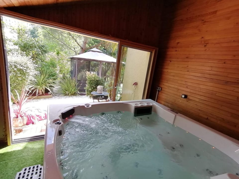 Guest House dans jardin exotique proche d'une voie verte Vacation rental in Morlaix