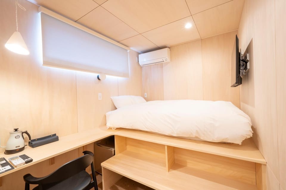 Bed, Living room, Photo of the whole room, Bedroom, storage, air conditioner