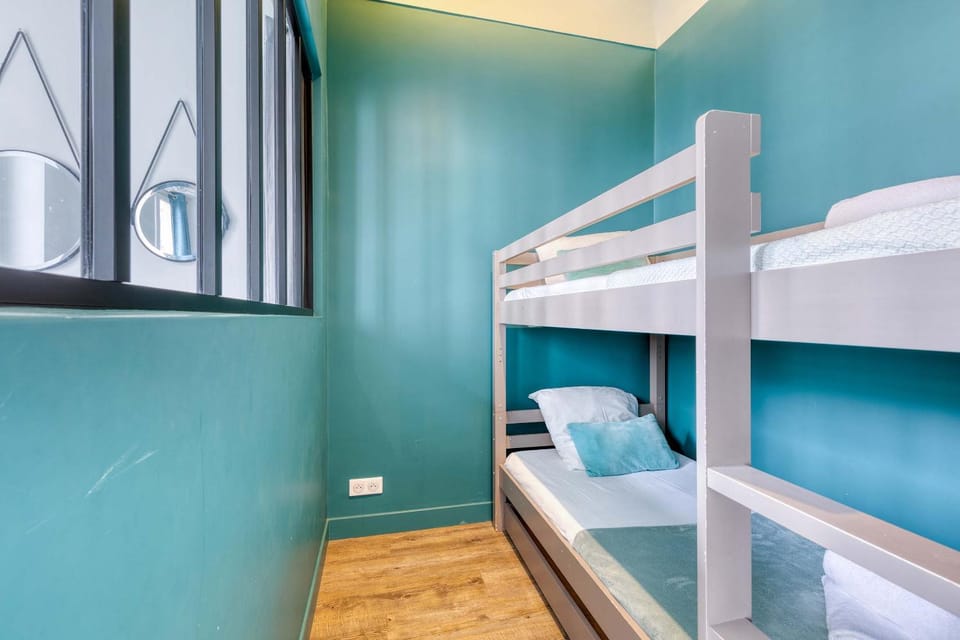 Bedroom, bunk bed