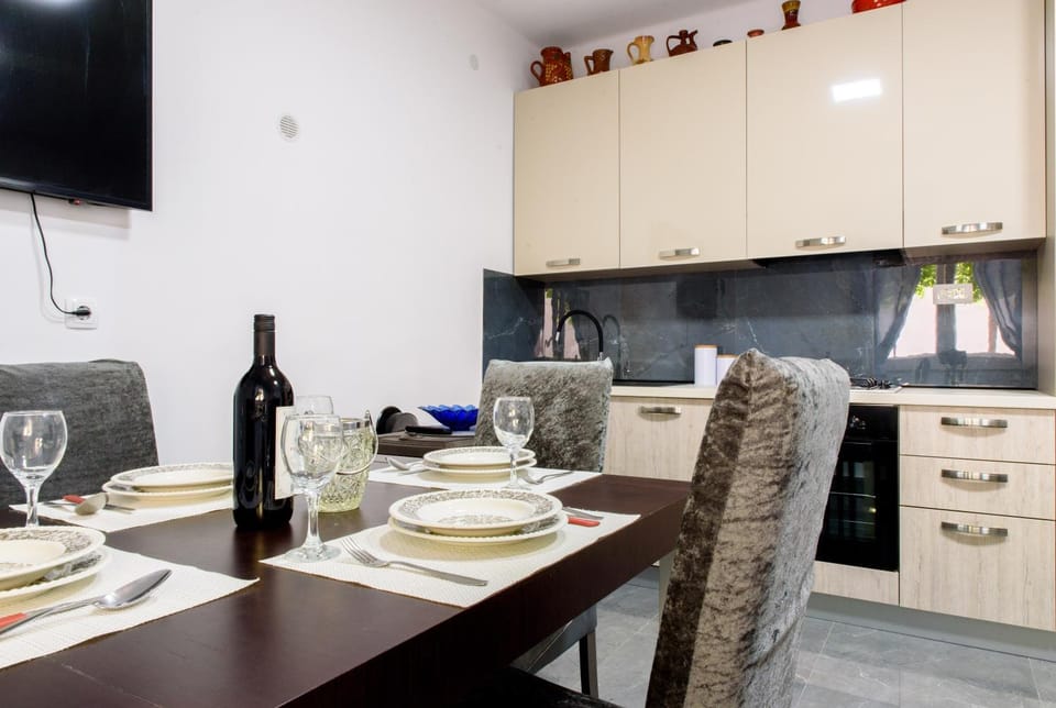 Dining area, kitchen
