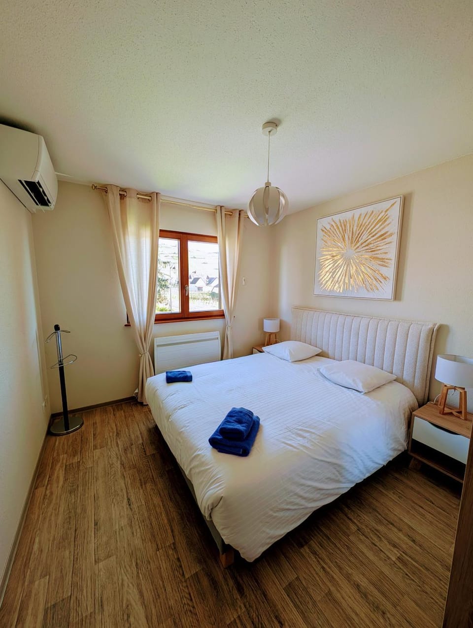 Bedroom, air conditioner