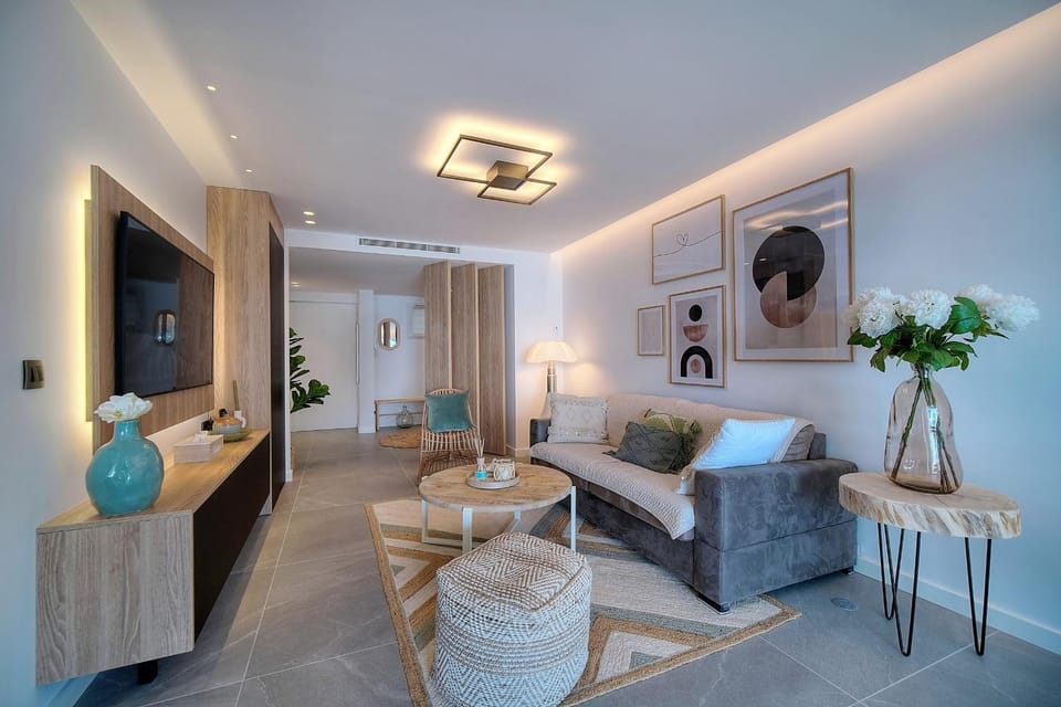 Cannes Luxury Rental - Stunning sea front apartment Apartment in Villeneuve-Loubet