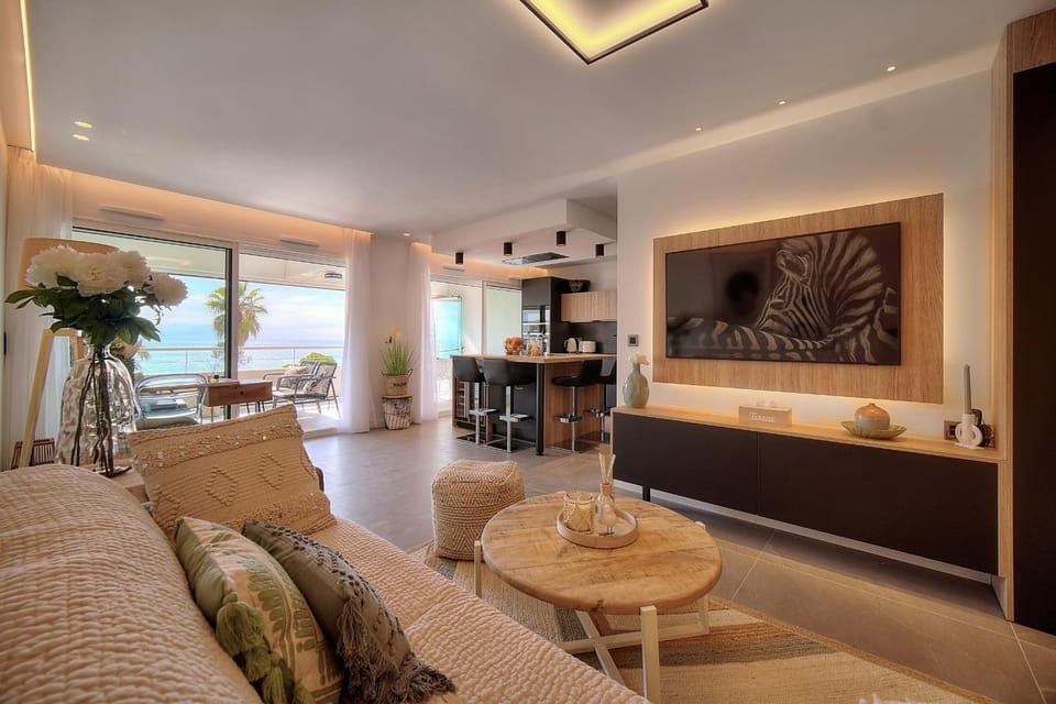 Cannes Luxury Rental - Stunning sea front apartment Apartment in Villeneuve-Loubet