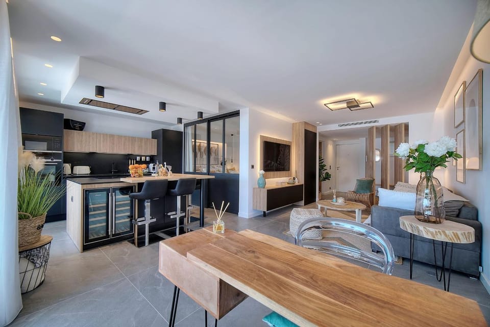 Cannes Luxury Rental - Stunning sea front apartment Apartment in Villeneuve-Loubet