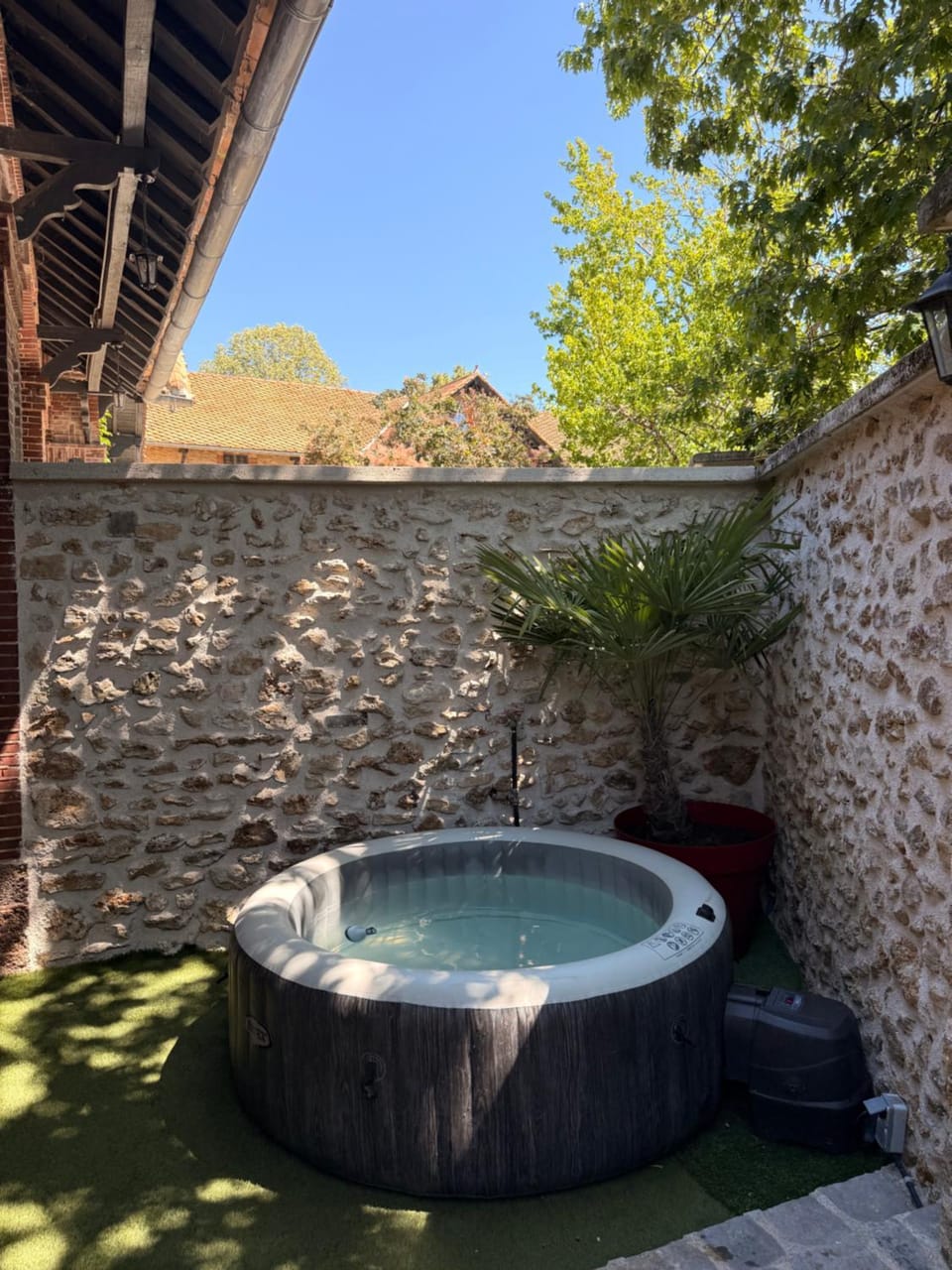 Studio duplex avec spa et cour privée House in Île-de-France