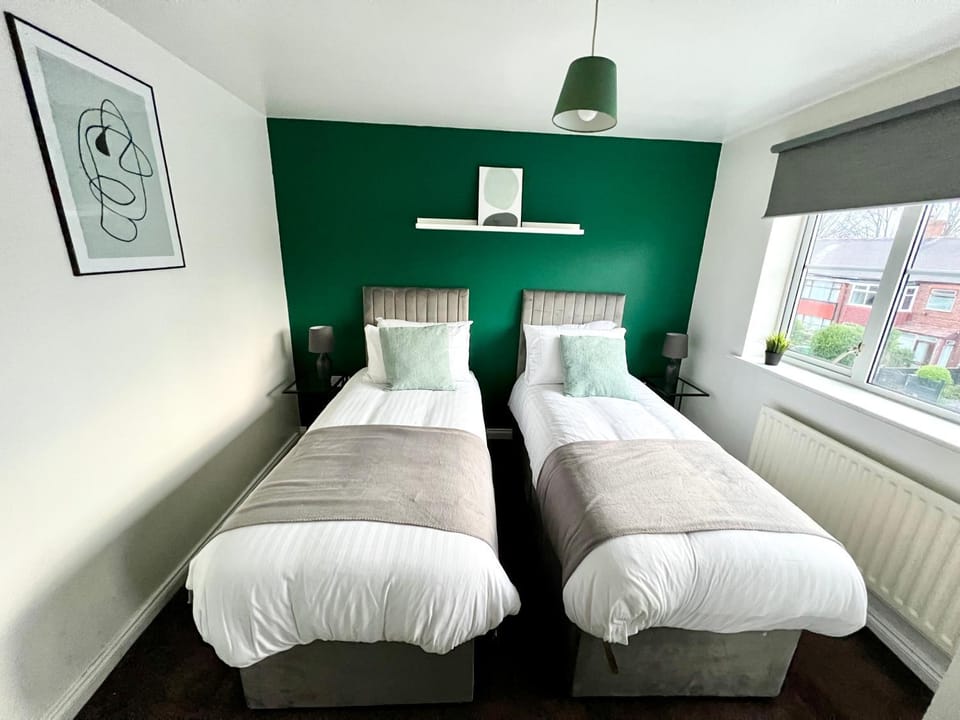 Spacious 3-Bedroom house with 5 beds and sofa-bed House in Salford