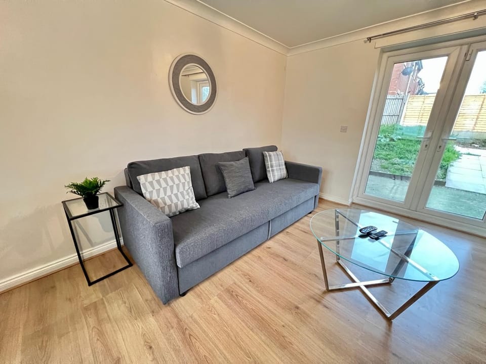 Spacious 3-Bedroom house with 5 beds and sofa-bed House in Salford