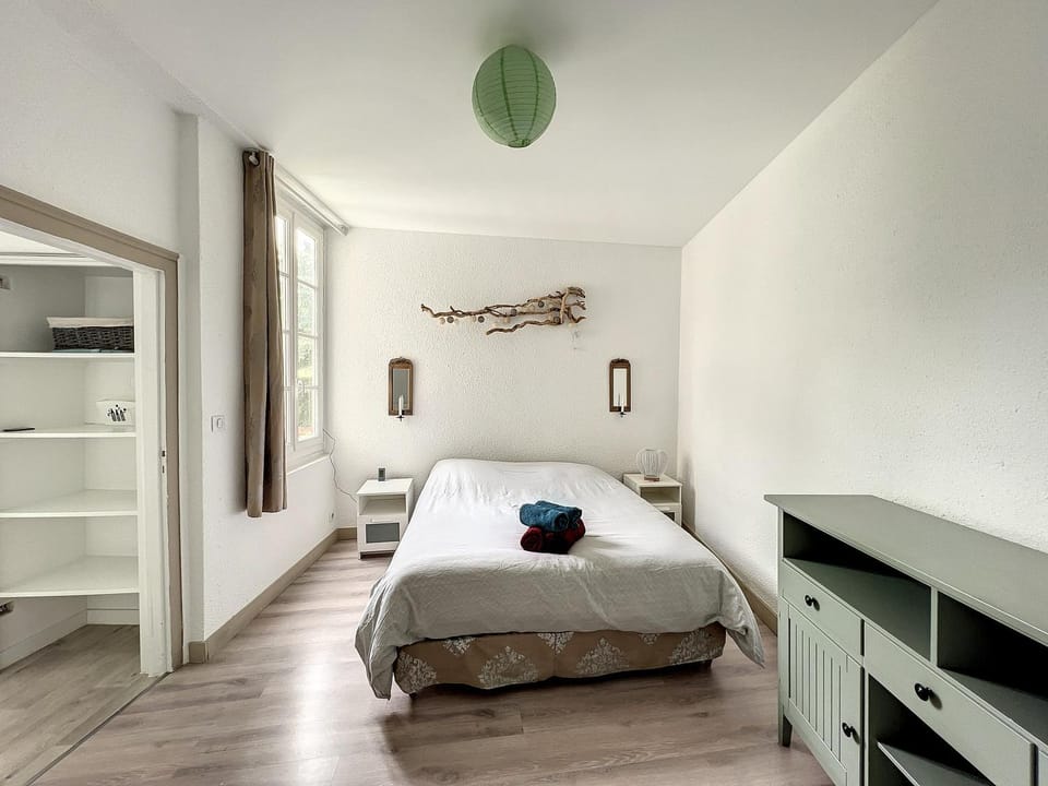 Bed, Photo of the whole room, Bedroom, towels, wardrobe