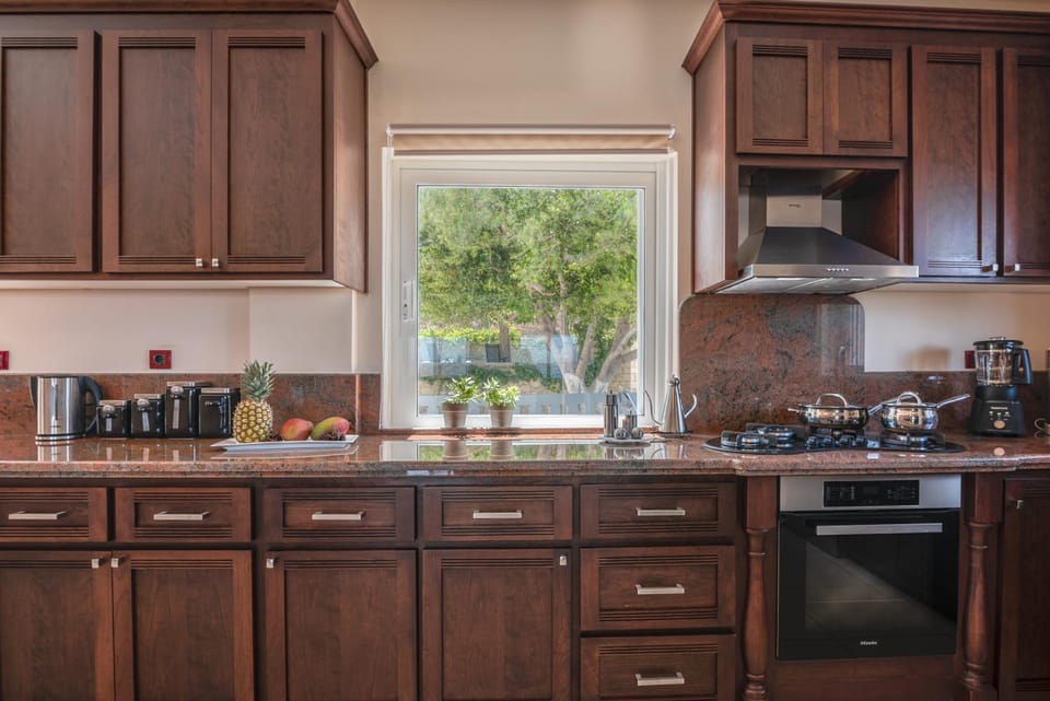 Coffee/tea facilities, Kitchen or kitchenette, stove