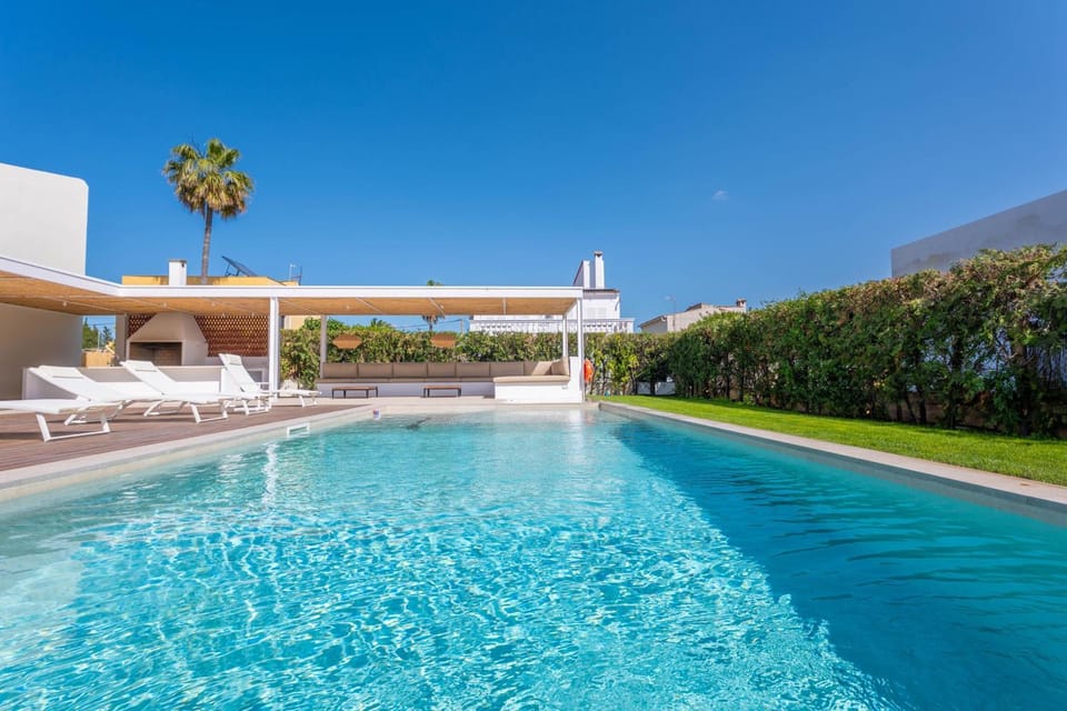 Swimming pool, sunbed