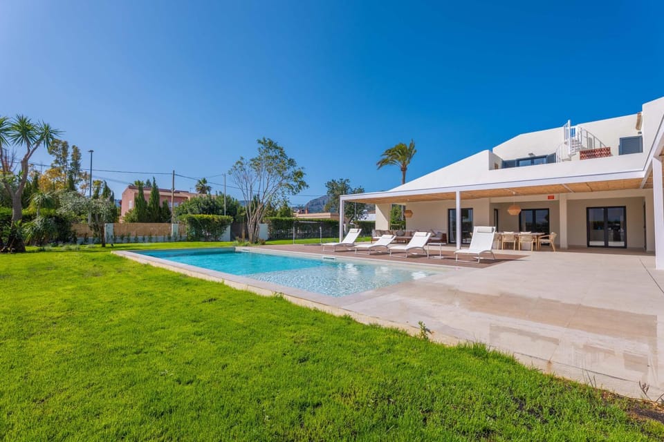 Swimming pool, sunbed