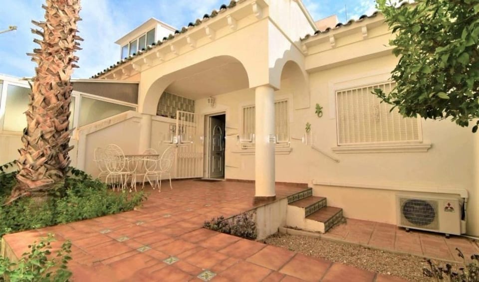 MAISON ENTIERE AVEC PISCINE, WIFI, GRAND SOLARIUM ET TERRAIN ARBORE House in Vega Baja del Segura