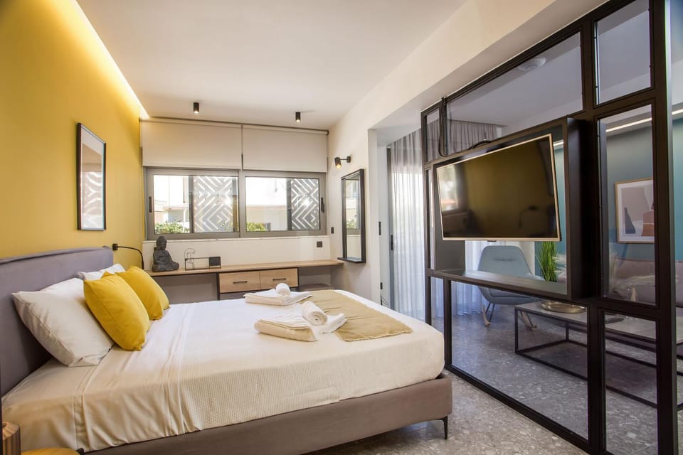 Bed, TV and multimedia, Bedroom